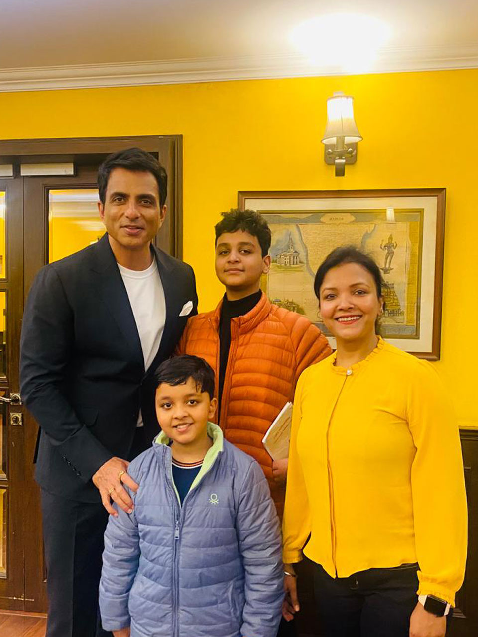 sonu-sood-akhilesh-with-son-family